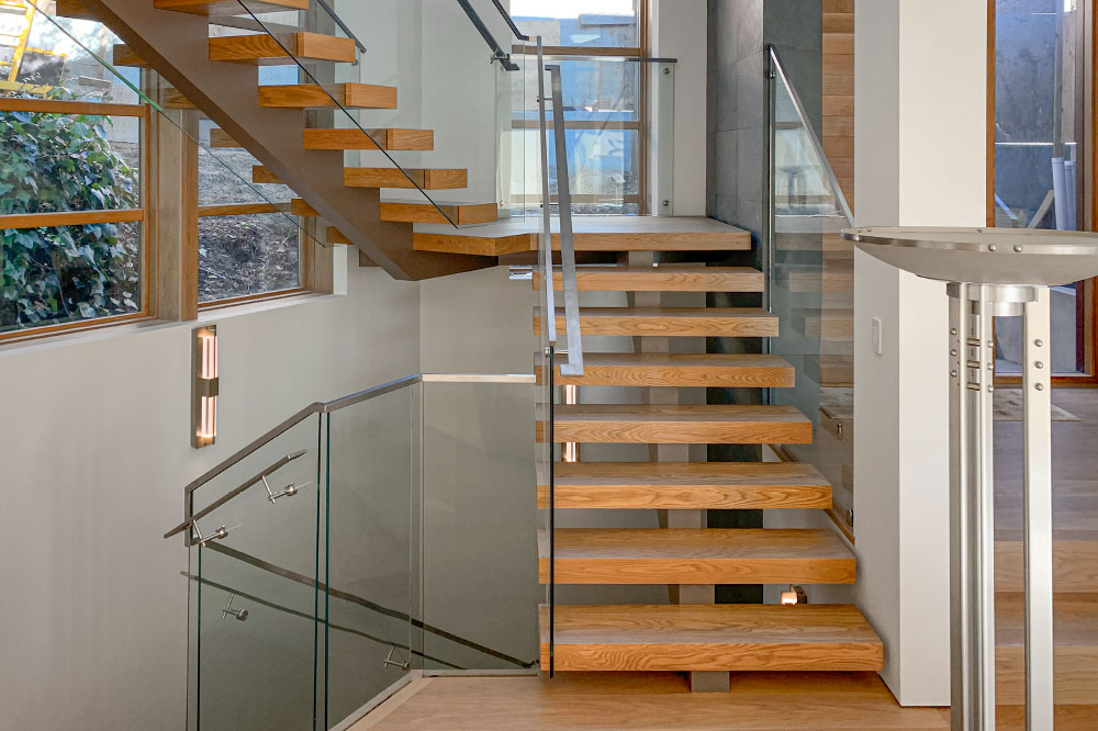 mono stringer / wood box steps / glass side mount handrails / rectangular aluminum handrails / top mount aluminum handrails