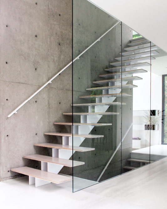 twin stringers / metal and wood steps / glass floor to ceiling / wall mount handrail 