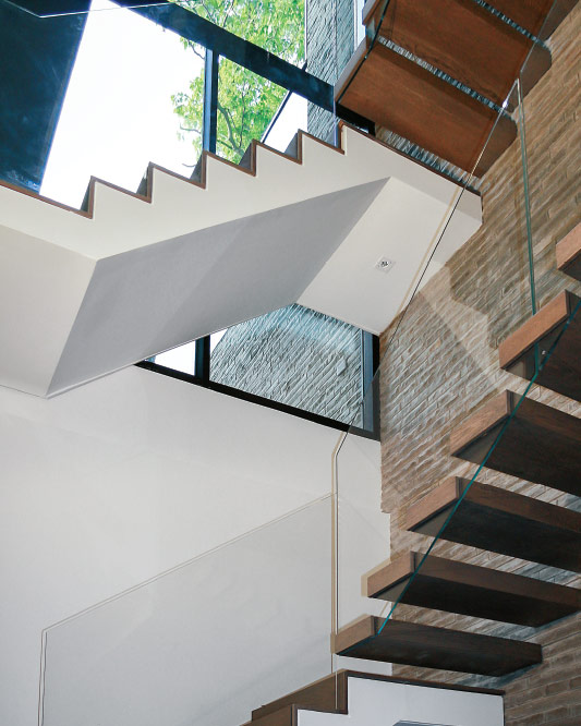 waterfall stair / wall cantilevered / extra clear glass